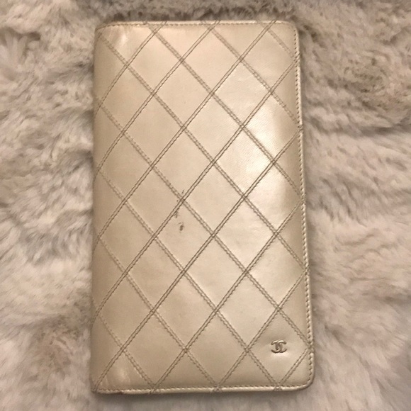 CHANEL - Pearl Bifold Wallet - Picture 2 of 13